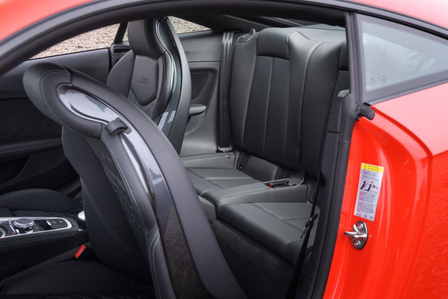 Интерьер Audi TT RS Coupe (8S) 2016 года  (UK) (фото 28 из 40)